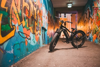 停在墙上涂鸦的黑色自行车